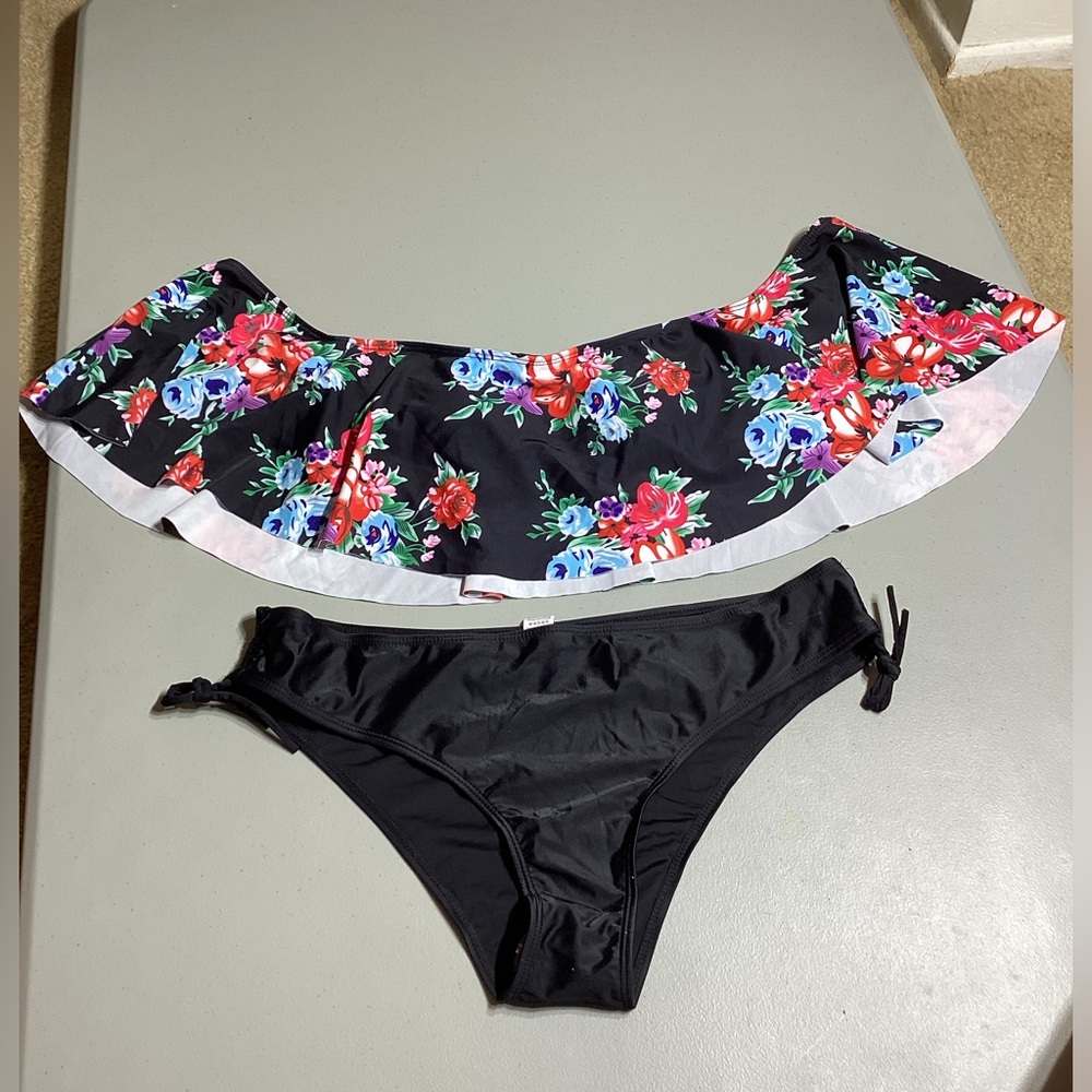 NWOT Black Flower Off the Shoulder Bikini Top and Bottoms Size XL